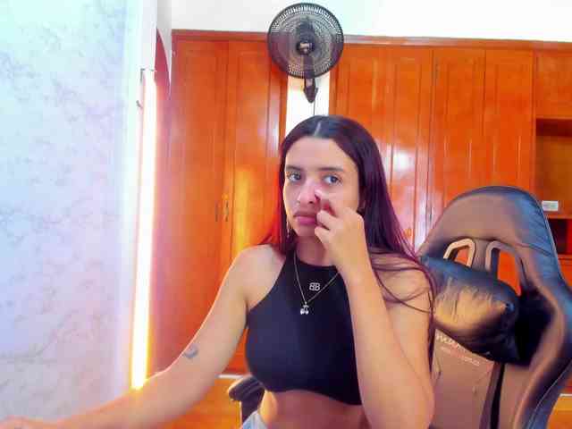 LucySkinny webcam