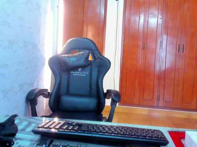 LucySkinny webcam