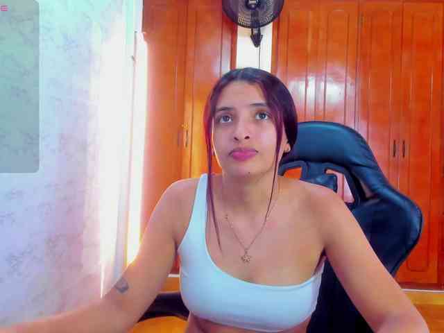 LucySkinny webcam