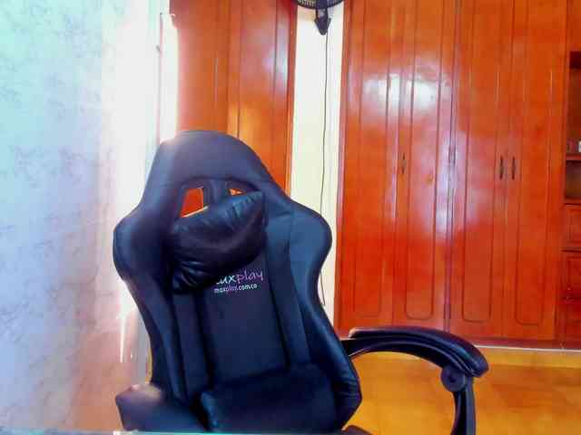 LucySkinny webcam