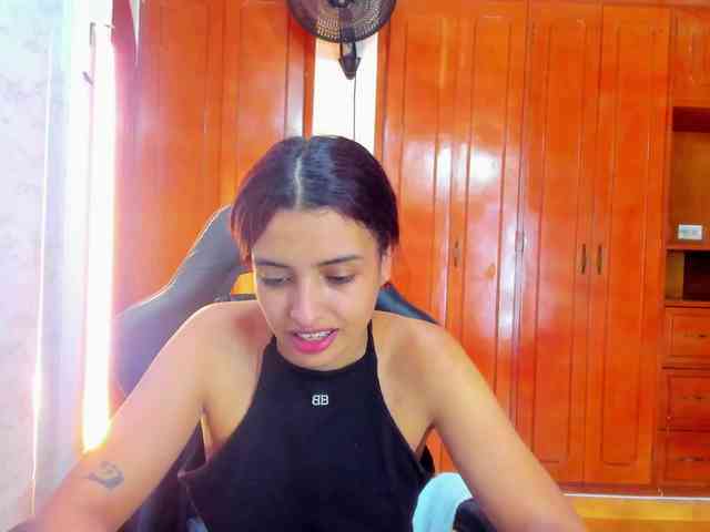 LucySkinny webcam