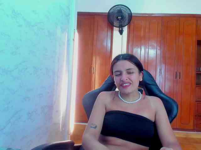 LucySkinny webcam