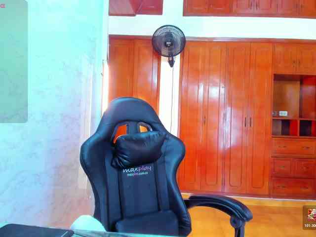 LucySkinny webcam