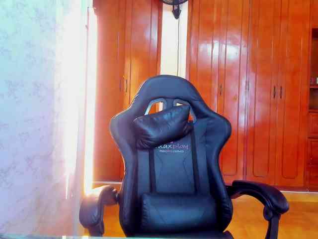 LucySkinny webcam