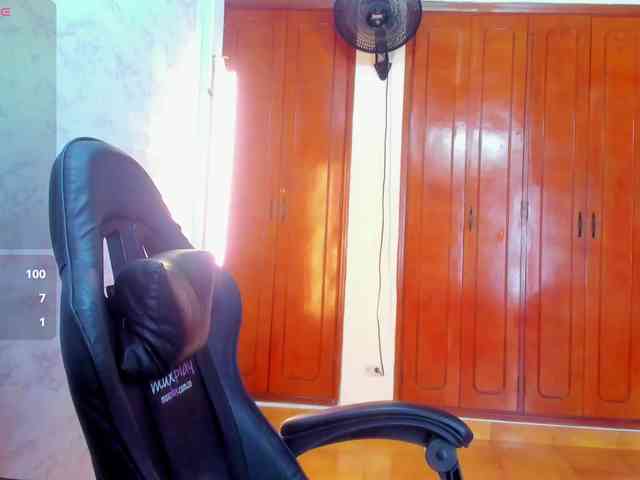 LucySkinny webcam