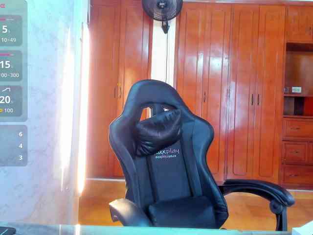 LucySkinny webcam
