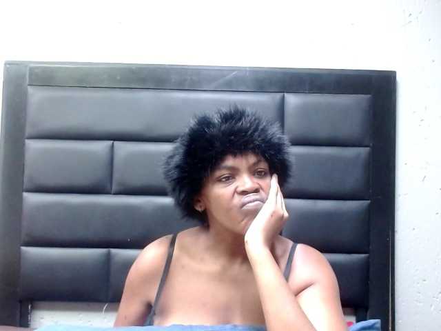 AssQueen32 live cam on BongaCams