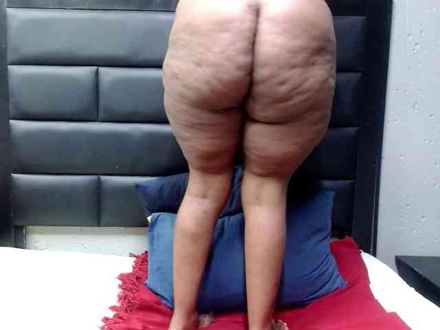 AssQueen32 webcam