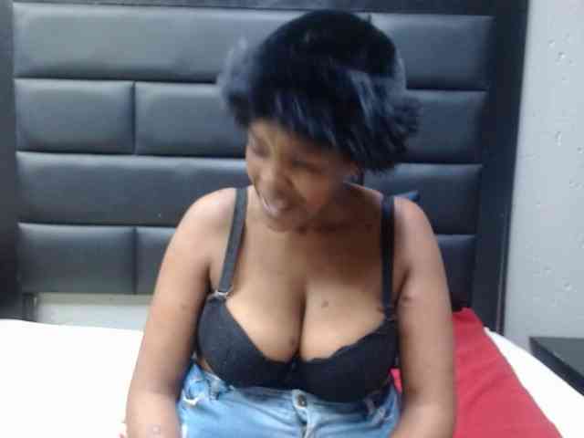 AssQueen32 webcam