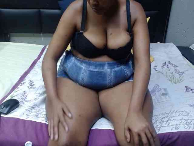 AssQueen32 webcam