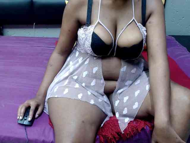 AssQueen32 webcam