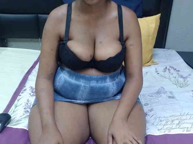 AssQueen32 webcam
