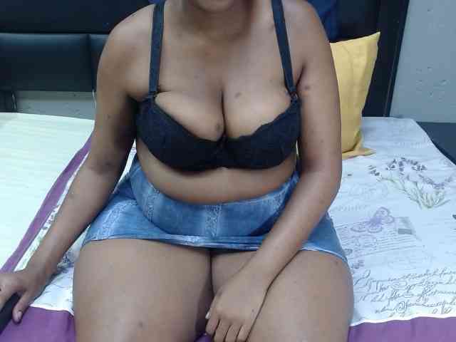 AssQueen32 webcam