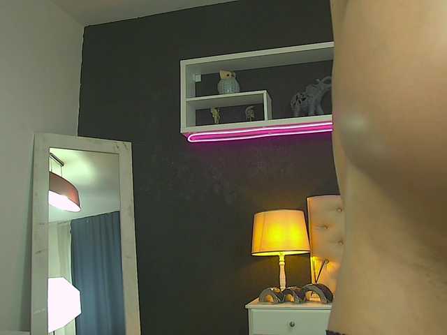 TaniaKarevina live cam on BongaCams