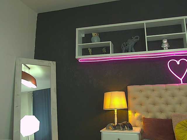 TaniaKarevina live cam on BongaCams