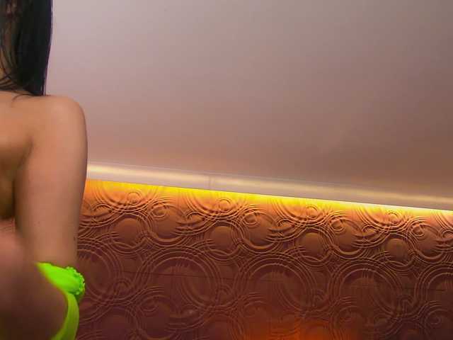 TaniaKarevina live cam on BongaCams
