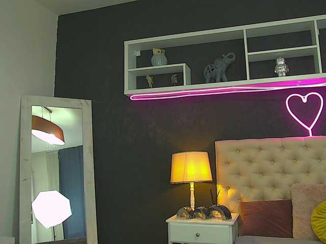 TaniaKarevina live cam on BongaCams