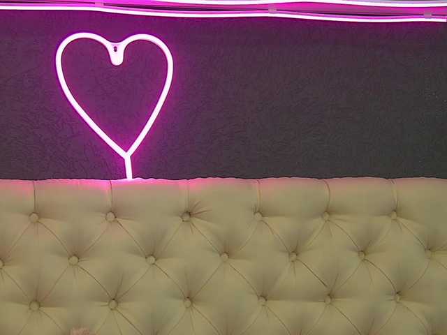 TaniaKarevina live cam on BongaCams