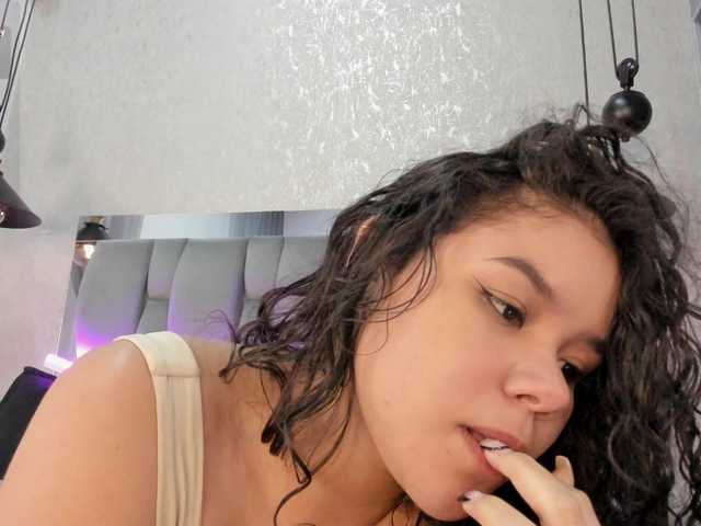 Annie-Pleasure live cam on BongaCams