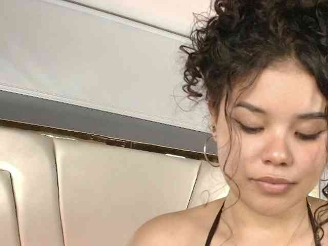 Annie-Pleasure webcam