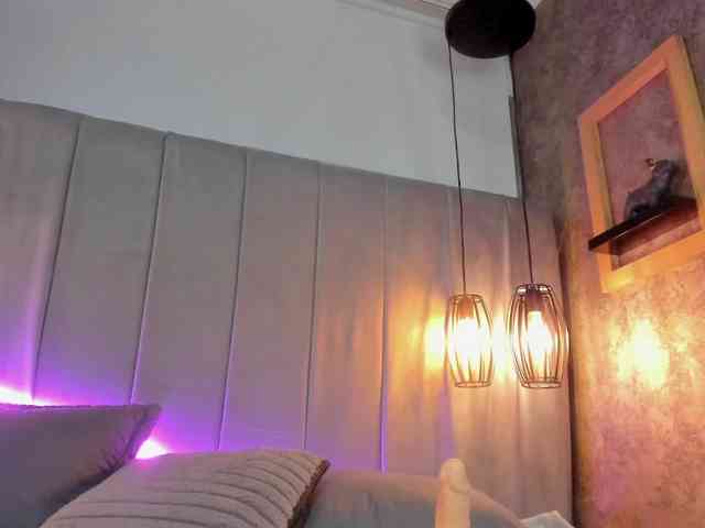 Annie-Pleasure webcam