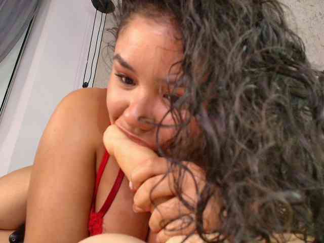 Annie-Pleasure webcam