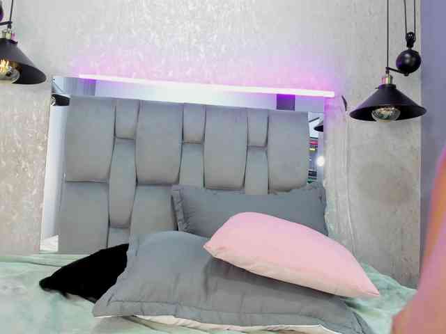 Annie-Pleasure webcam