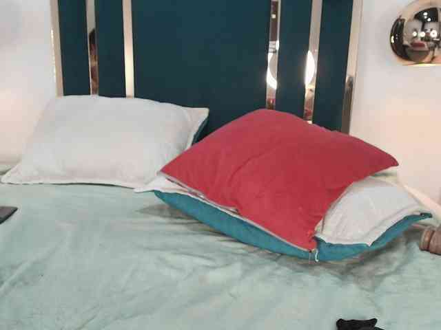Annie-Pleasure webcam