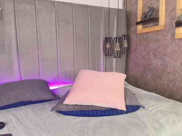 Annie-Pleasure webcam