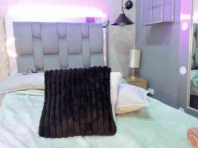 Annie-Pleasure webcam