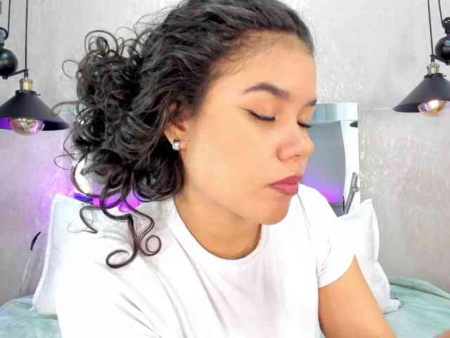 Annie-Pleasure webcam