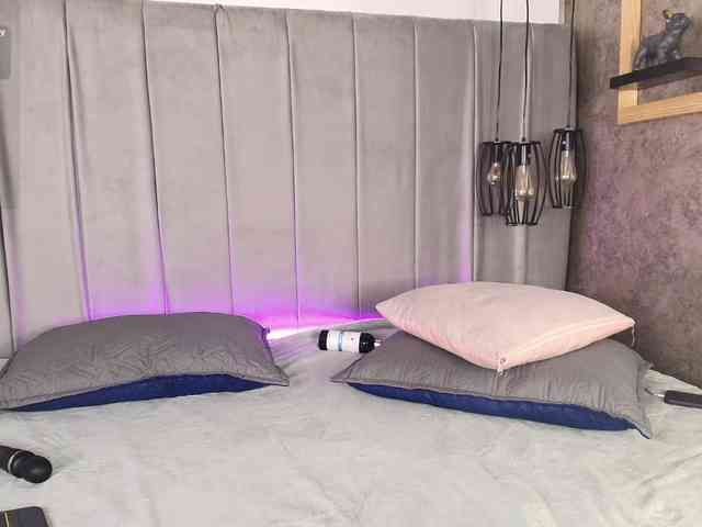 Annie-Pleasure webcam