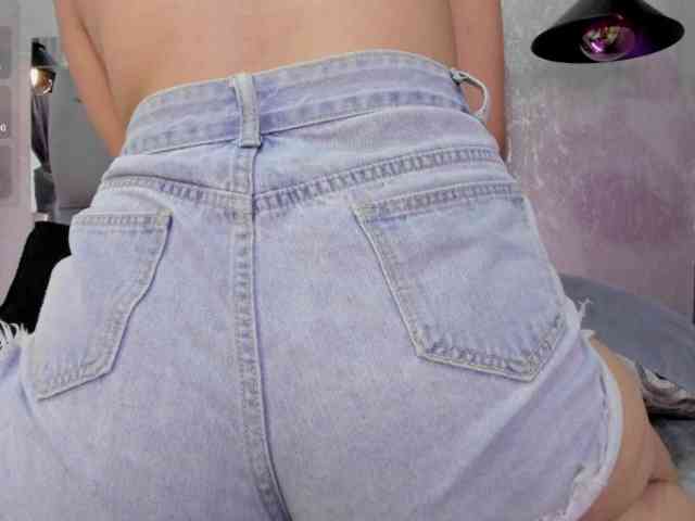 Annie-Pleasure webcam