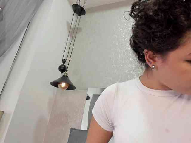 Annie-Pleasure webcam