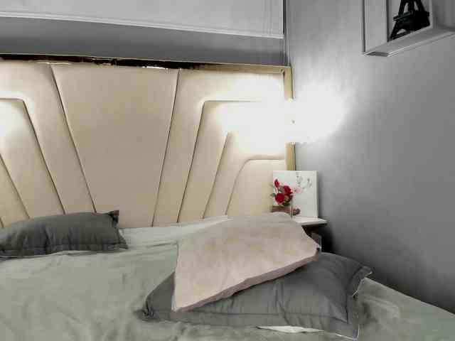 Annie-Pleasure webcam
