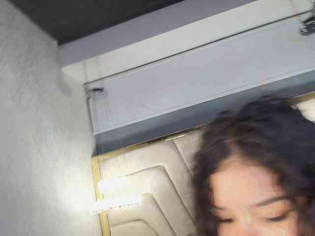 Annie-Pleasure webcam