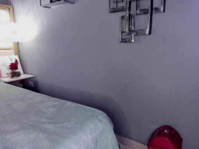 Annie-Pleasure webcam