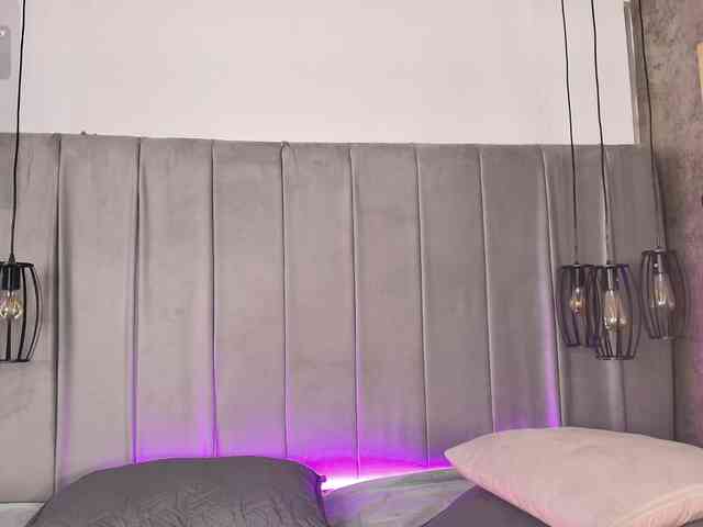 Annie-Pleasure webcam