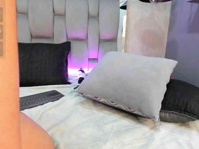Annie-Pleasure webcam