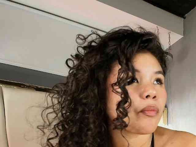 Annie-Pleasure webcam