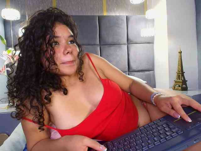 Annie-Pleasure webcam