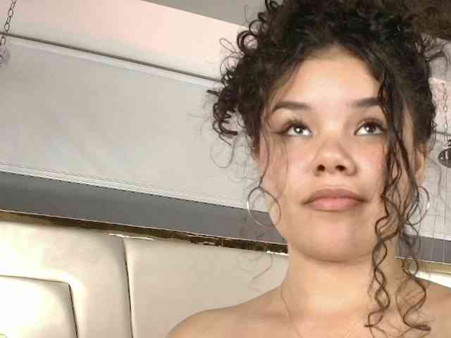Annie-Pleasure webcam