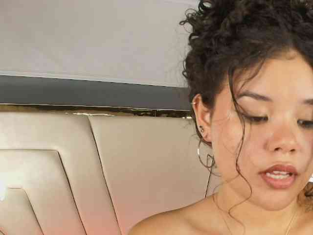 Annie-Pleasure webcam