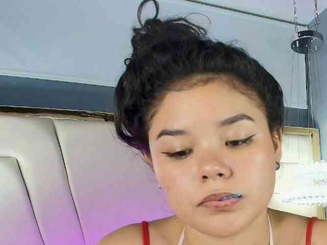 Annie-Pleasure webcam