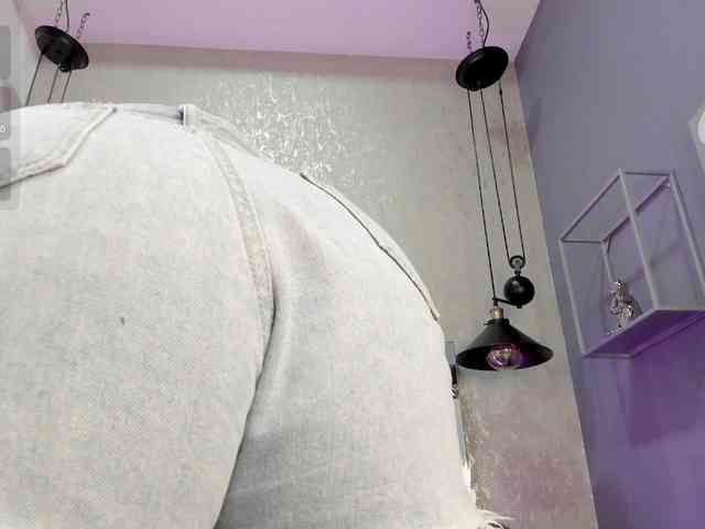 Annie-Pleasure webcam