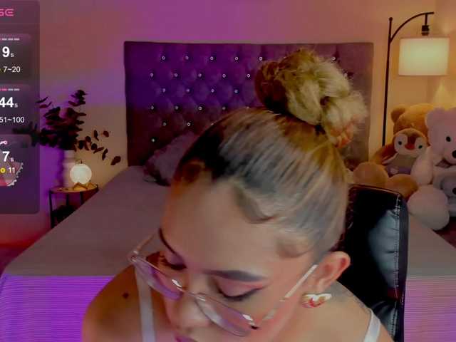 le modèle Ximena-sotto est en webcam porno dans un show sur le site bongacams, il possède les tags suivants: Latino/Hispanic,Blonde,Shaved