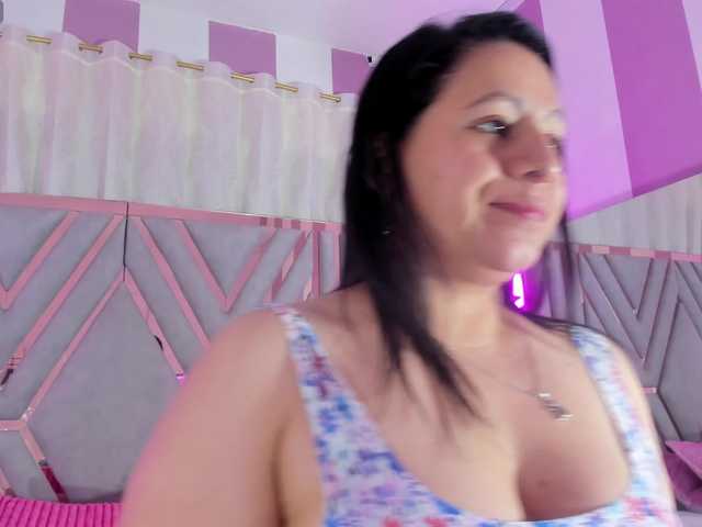 adri-rivera live cam preview