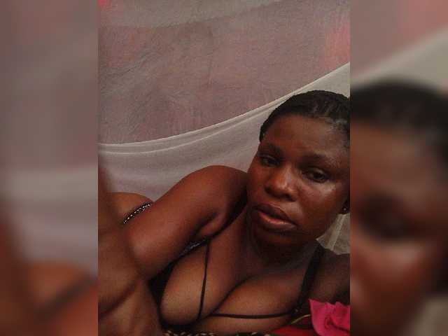 CurvyCrush live cam on BongaCams