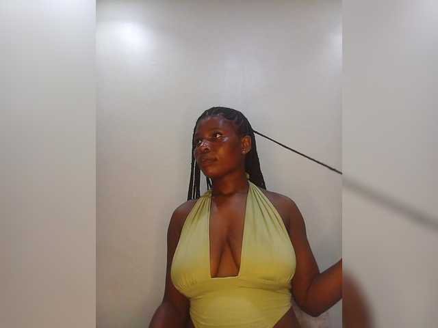 CurvyCrush live cam on BongaCams