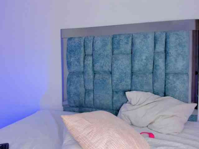 MAHIAMONTENEGRO webcam